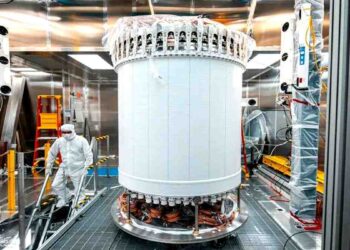 À 1,6 km sous terre, un détecteur géant traque la matière noire