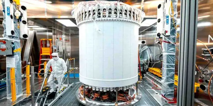 À 1,6 km sous terre, un détecteur géant traque la matière noire