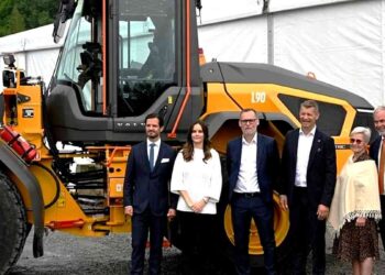 Le prince Carl Philip teste la nouvelle chargeuse électrique de Volvo CE
