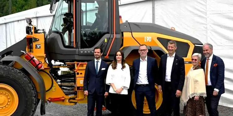 Le prince Carl Philip teste la nouvelle chargeuse électrique de Volvo CE