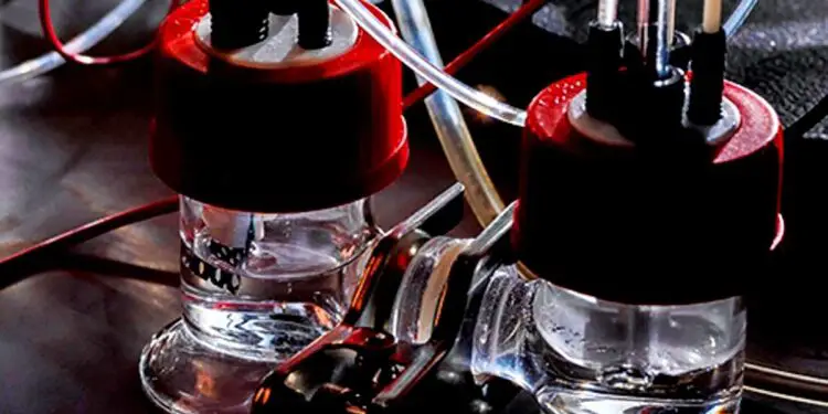 Des électrons pour transformer l'air et l'eau en matériaux utiles