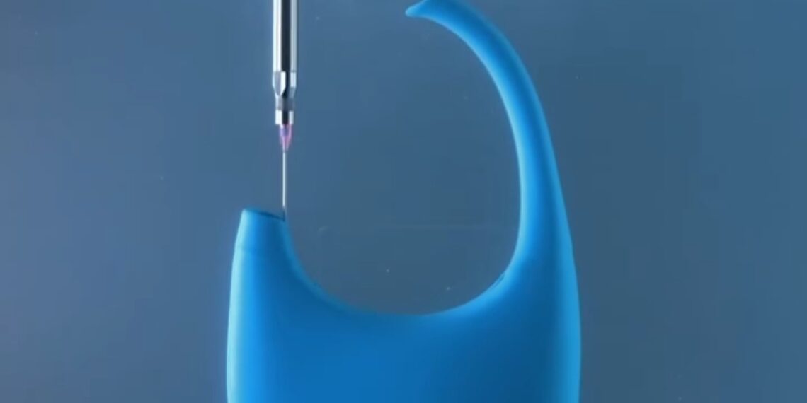 Coperni présente à Disney un sac en silicone imprimé en 3D à 100%