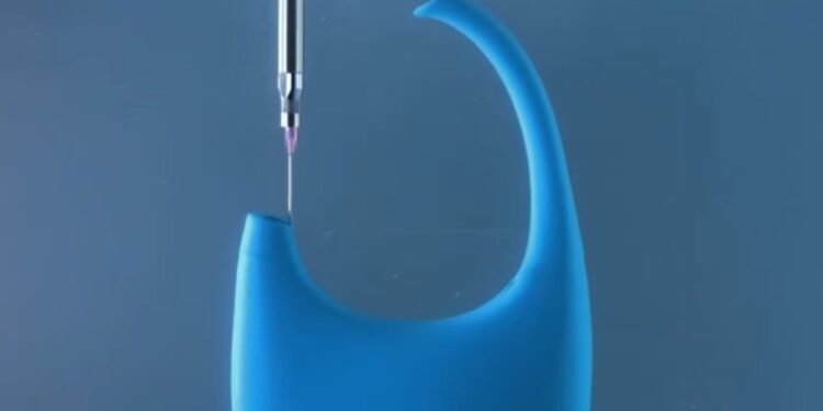 Coperni présente à Disney un sac en silicone imprimé en 3D à 100%