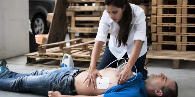 Les appareils de défibrillation peuvent sauver des vies en utilisant 1 000 fois moins d'électricité