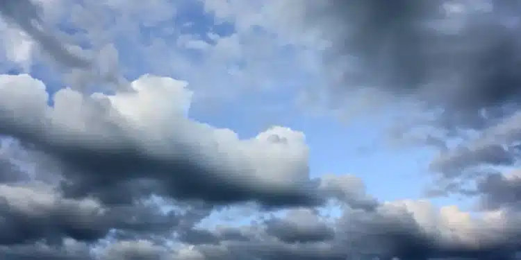 Les microplastiques favorisent la formation de nuages, avec des effets probables sur le temps et le climat