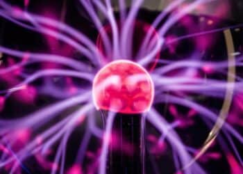 Comment le vent solaire façonne les couches de courant autour de notre planète bleue