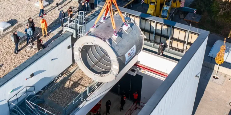 4 mètres de diamètre : L'aimant supraconducteur de MESA entre en scène