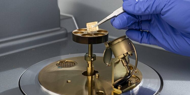 Quand l'IA analyse 50 000 polymères pour dénicher le condensateur parfait