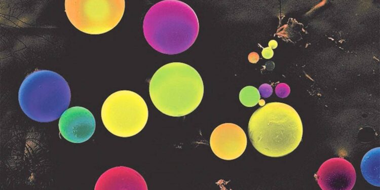 Des chercheurs créent des polymères biodégradables pour remplacer les billes plastiques