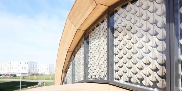 Cette façade autonome s'adapte au climat comme une pomme de pin