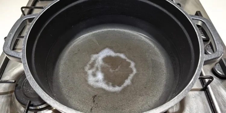 Pourquoi ce dépôt de sel à l'intérieur de votre poêle à pâtes ?