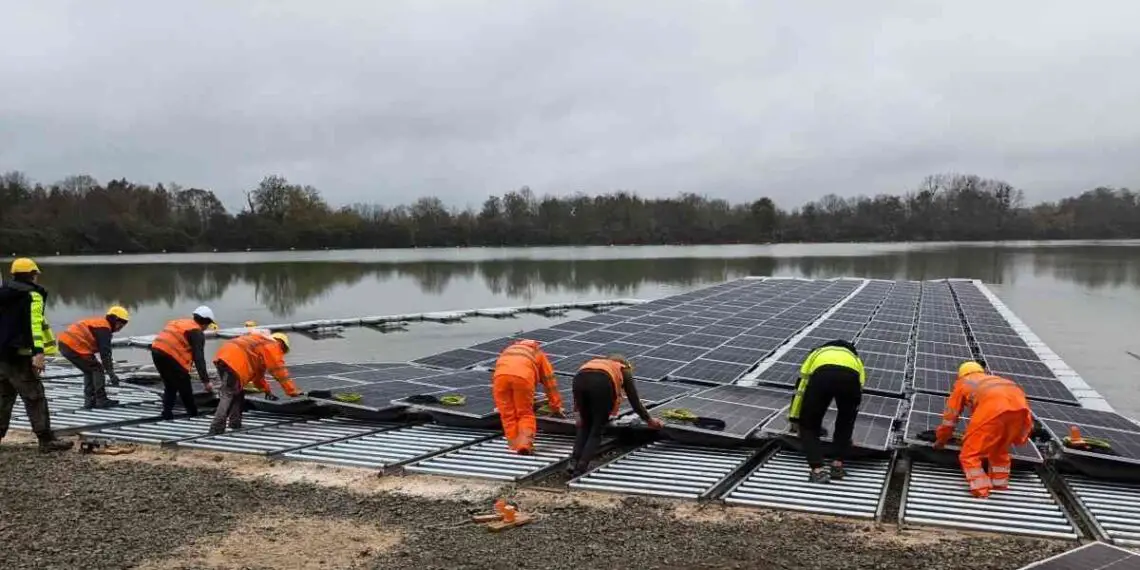 Une centrale solaire flottante redonne vie à d’anciennes gravières en Bourgogne