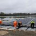 Une centrale solaire flottante redonne vie à d’anciennes gravières en Bourgogne