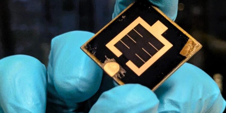 Une cellule solaire tandem CIGS-pérovskite atteint 24,6 % d’efficacité certifiée