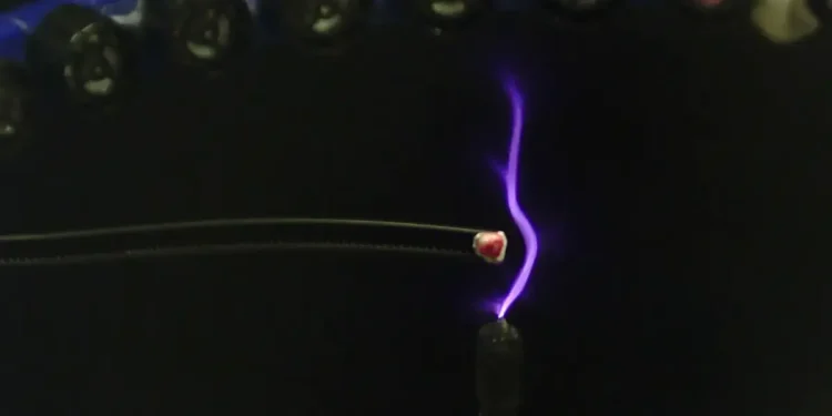 Les éclairs apprivoisés : quand l'électricité danse au son des ultrasons