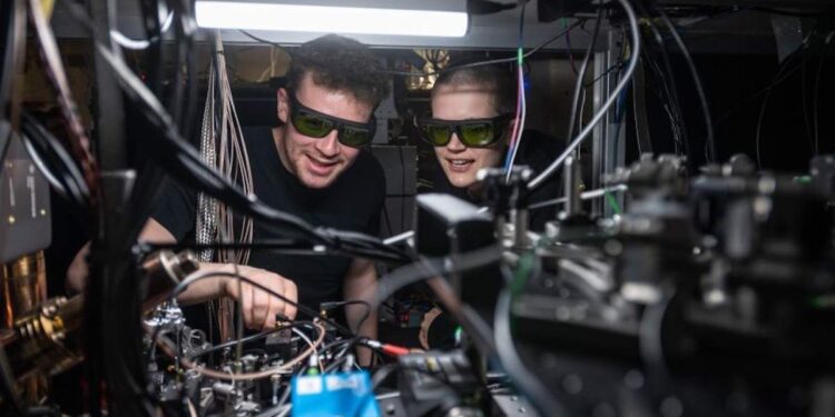 Une expérience inédite réussit la connexion photonique entre modules d’ordinateurs quantiques