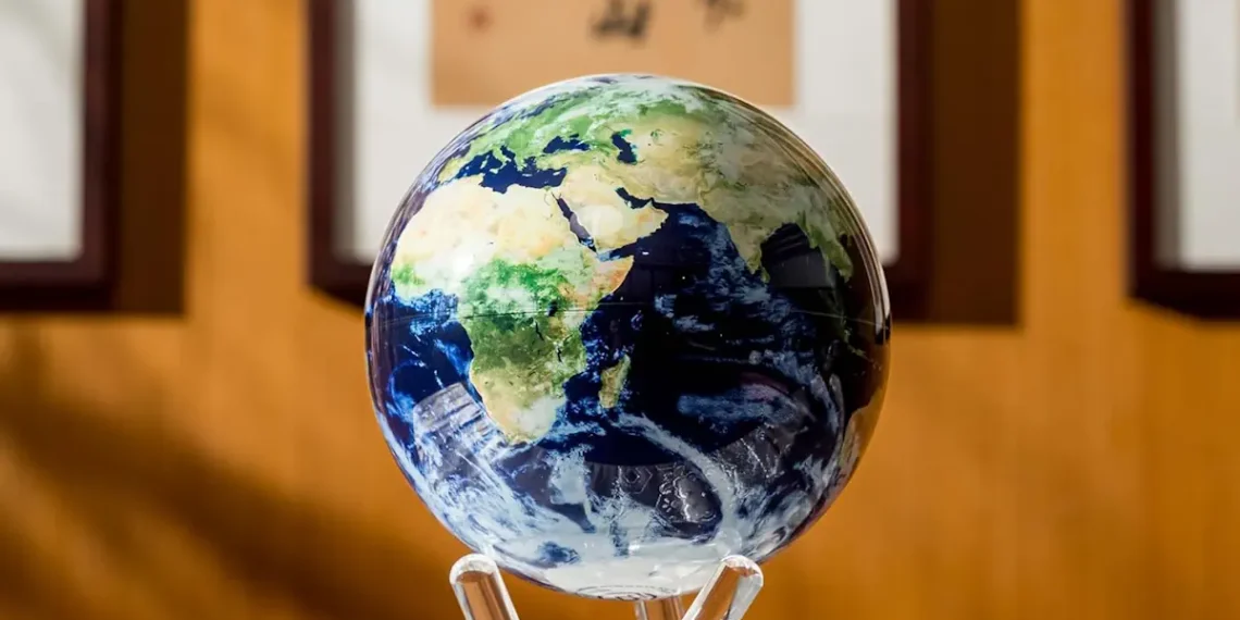 Le globe qui défie les lois de l’inertie : une prouesse entre art et technologie