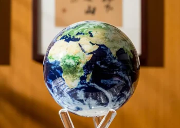 Le globe qui défie les lois de l’inertie : une prouesse entre art et technologie