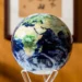 Le globe qui défie les lois de l’inertie : une prouesse entre art et technologie