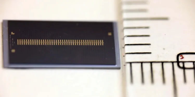 Les puces à micropeignes ouvrent la voie à des systèmes GPS mille fois plus précis