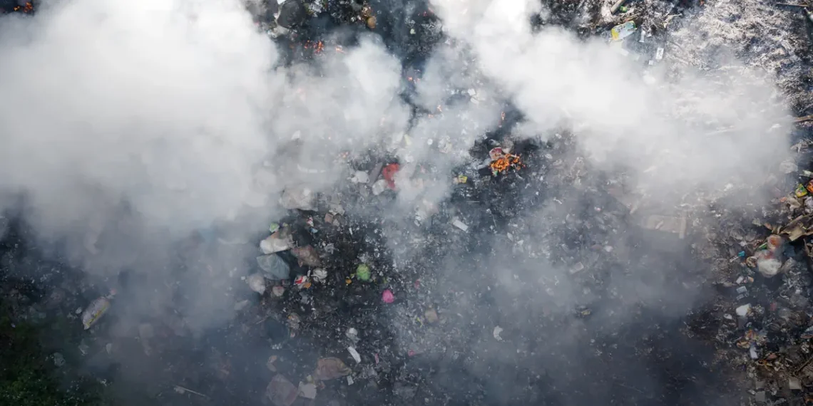 Une étude révèle que la combustion de plastique pour la cuisine et le chauffage est une crise émergente