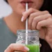 Oui, les pailles en papier, c'est nul. Plutôt que de ramener les pailles en plastique, évitons les objets à usage unique.