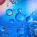 Les deux visages de l'eau liquide