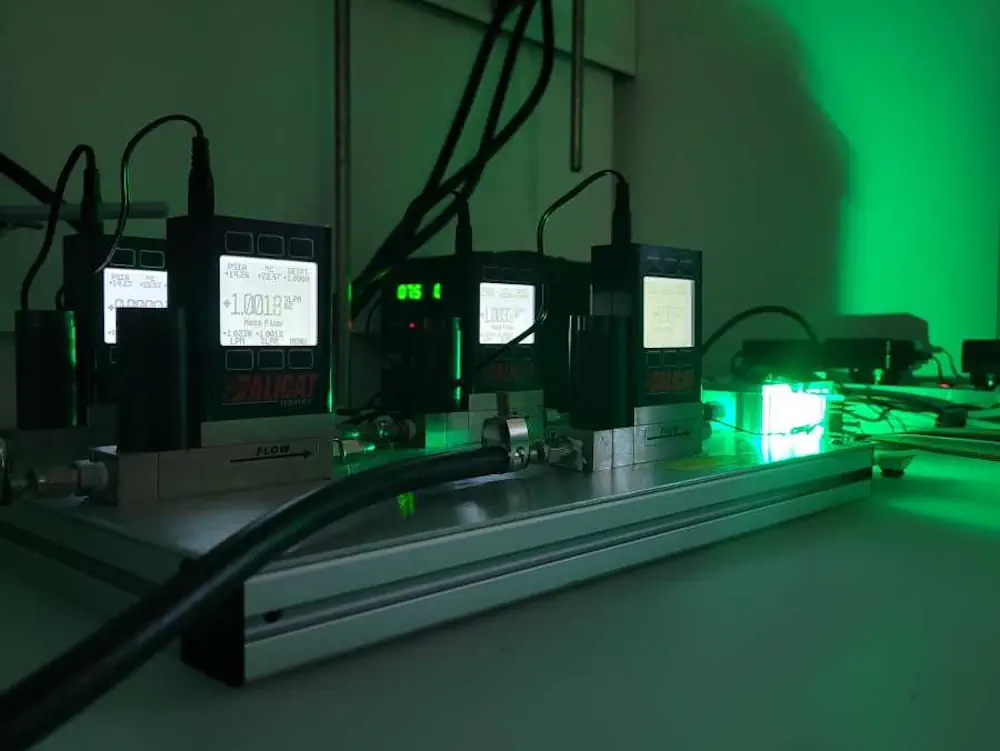 L'oxygène modifie la résistance électrique du capteur activé. Cela permet de déterminer la concentration d'oxygène.  