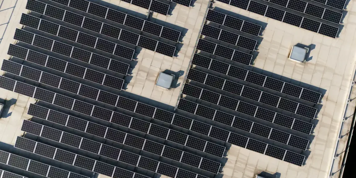 Une étude documente les effets sur la concurrence de l'arrivée à grande échelle de panneaux solaires sur les toits