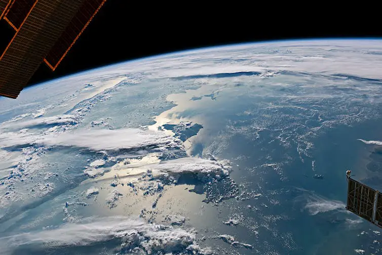 Vue de la Terre avec des nuages au-dessus de l'océan Indien.