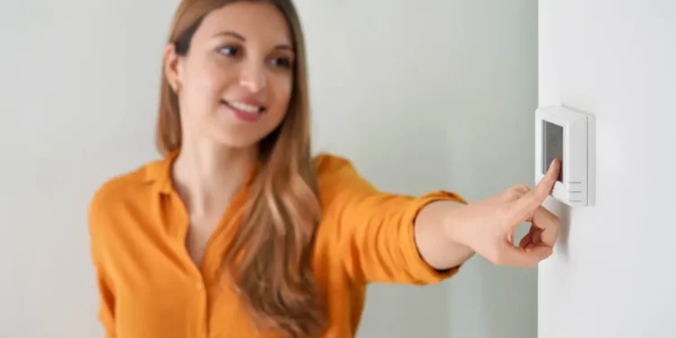 La flambée des coûts énergétiques nous incite de plus en plus à repenser notre quotidien, et c'est dans nos foyers que se dessine le changement radical de demain. Des logiciels intuitifs, intégrés aux objets ou aux installations, réinventent la consommation domestique. Depuis une décennie, les objets connectés se sont largement répandus dans les foyers, des ampoules intelligentes, thermostats connectés, radiateurs pilotables à distance aux compteurs Linky™. Mais c'est l'arrivée de l'IA qui modifie ces dispositifs en véritables gestionnaires d'énergie. Les logiciels analysent en continu les données de consommation, les habitudes des occupants et les variations externes—comme la météo ou le prix du kWh—pour ajuster automatiquement le fonctionnement des équipements. L'IA transforme les données en recommandations personnalisées L'intelligence artificielle ("IA") ne remplace pas les efforts individuels au quotidien, mais elle vient renforcer les outils pour optimiser et réduire sa consommation. Une approche où technologie et efficacité énergétique se complètent, comme le démontre le moteur de recommandations "Recometrics" de Datanumia qui adapte les usages aux besoins réels. Son moteur de calcul se repose sur l'IA et des algorithmes avancés pour analyser les données de consommation énergétique des particuliers. En traitant un volume considérable de données et en s'appuyant sur des centaines de variables, il délivre des recommandations personnalisées capables de proposer des équipements moins énergivores (remplacement de chaudière, installation de pompe à chaleur, de panneaux photovoltaïques, de bornes de recharge…) et recommander des travaux énergétiques pour améliorer la performance des logements. Voici quelques unes des propositions que le moteur est en capacité de délivrer : Le calcul des avantages pour un particulier de modifier son équipement ou son offre de fourniture d'énergie en fonction de sa situation. Une évaluation des économies possibles en termes de kWh, d'euros et d'émissions de CO2. La détermination de la durée nécessaire pour amortir les travaux énergétiques. Des conseils sur les bonnes pratiques pour réduire la consommation d'énergie. L'identification des mesures les plus urgentes à prendre pour améliorer les économies d'énergie. "Recometrics" peut également prendre la forme d'une interface dédiée aux conseillers clients, leur permettant d'effectuer des simulations instantanées à partir des données du profil client (logement, caractéristiques techniques, mode d'occupation, etc.). Ainsi, le conseiller peut proposer en direct des services adaptés aux besoins du client, offrant un réel gain de temps au quotidien. Pour explorer davantage ces solutions, contactez Datanumia et découvrez comment leur expertise est en mesure de s'adapter à vos enjeux d'efficacité énergétique. Optimisation en temps réel et prédiction des besoins Ainsi, l'un des avantages de l'IA repose dans sa faculté à analyser des données en temps réel et à anticiper les besoins avec une précision inégalée. Contrairement aux systèmes automatisés classiques, les solutions modernes intègrent une logique d'auto-apprentissage. Un logiciel IA peut donc facilement identifier une surconsommation anormale—due à une fuite thermique ou à un dysfonctionnement d'appareil—et ensuite alerter les utilisateurs sur leur smartphone. Cette réactivité offre de belles perspectives pour une gestion collective de l'énergie. Concrètement, dans les bâtiments équipés de compteurs intelligents, des plateformes centralisées pourraient analyser en continu les données de consommation pour prévenir les pics de demande. En France, des initiatives pilotes expérimentent des systèmes capables de moduler temporairement le chauffage électrique durant les périodes de tension sur le réseau, en échange de réductions tarifaires. Vers une gestion décentralisée et collaborative de l'énergie L'IA peut également accélérer la transition vers des modèles énergétiques décentralisés. Avec la démocratisation des installations solaires individuelles et des systèmes de stockage (batteries), les ménages deviennent à la fois producteurs et consommateurs d'énergie. Des logiciels IA optimisent alors l'utilisation de cette énergie locale, en maximisant l'autoconsommation et en minimisant le recours au réseau centralisé. Des initiatives européennes explorent même des systèmes de partage d'énergie entre voisins. Un logiciel gère en temps réel la redistribution de l'excédent de production d'une maison vers une autre. Ce type de réseau, dit « microgrid ou micro-réseau », modifie la notion même de groupage énergétique, avec l'IA comme chef d'orchestre en arrière plan. Si les logiciels intelligents ne résolvent pas seuls les défis climatiques, ils offrent en définitive des pistes concrètes pour repenser notre rapport à l'énergie. Title : Intelligence artificielle : comment elle optimise la consommation énergétique de votre maison Meta description: Découvrez comment l'IA transforme votre foyer en un modèle d'efficacité énergétique. Analyse des données, optimisation en temps réel et solutions concrètes pour réduire vos factures.