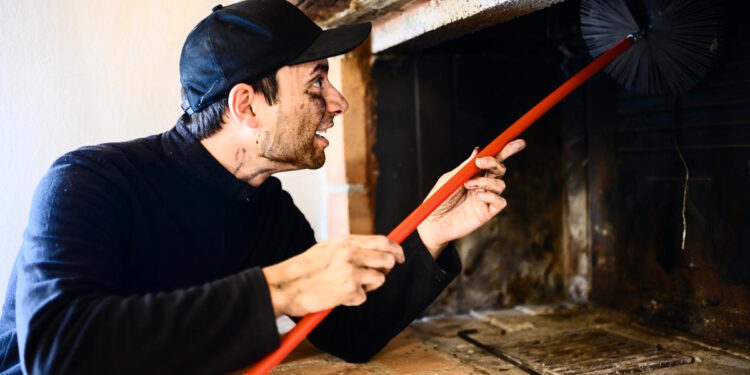 Que dit la loi française sur le ramonage des cheminées domestiques ?