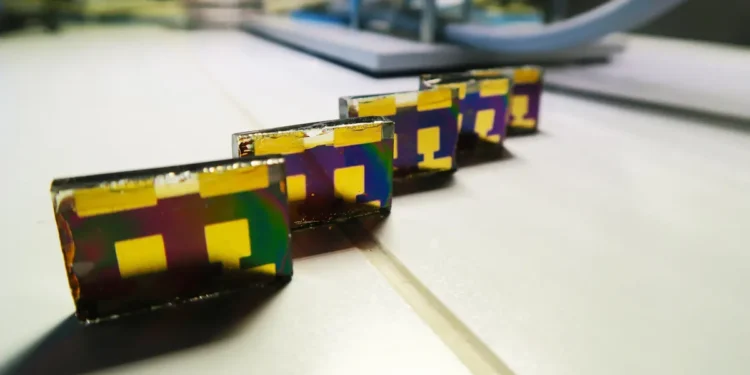 L'astuce de la contrainte améliore l'efficacité des cellules solaires en pérovskite