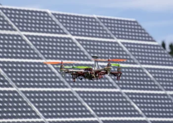 Le nettoyage par drone : une solution innovante pour entretenir vos toitures et panneaux solaires
