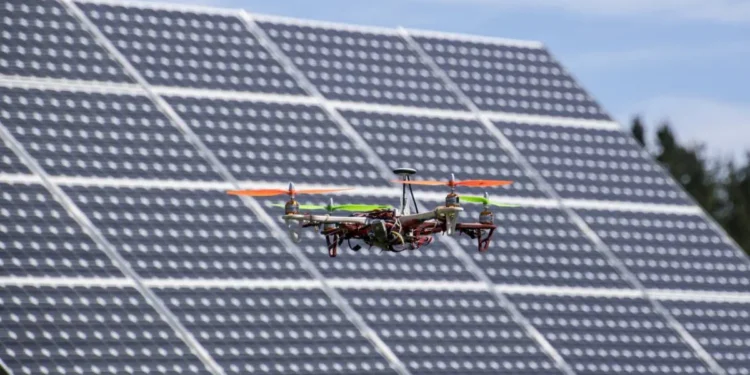 Le nettoyage par drone : une solution innovante pour entretenir vos toitures et panneaux solaires