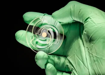 Mesurer les ondes gravitationnelles avec du verre