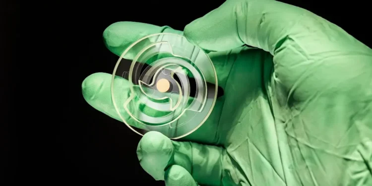 Mesurer les ondes gravitationnelles avec du verre