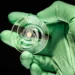 Mesurer les ondes gravitationnelles avec du verre