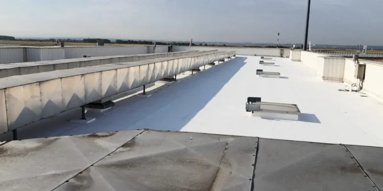 Un toit blanc contre la fournaise urbaine : une innovation française à l’épreuve du climat