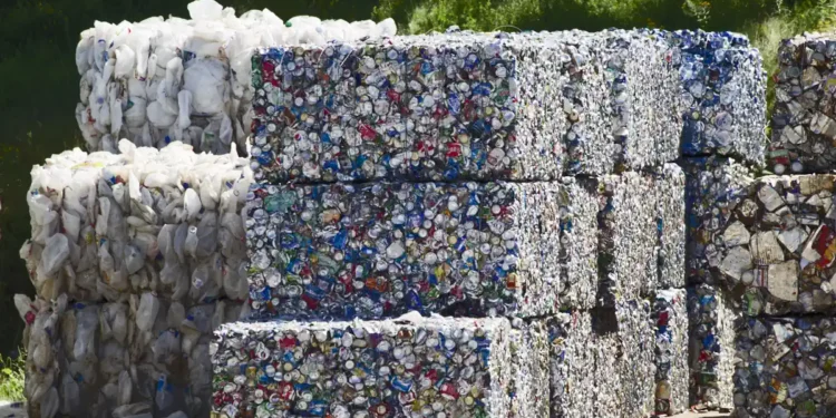 Recycler les déchets plastiques et le CO₂ en nouveaux matériaux : une piste sérieuse pour le climat ?