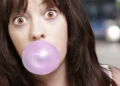 Le chewing-gum libère des microplastiques dans la salive, selon une étude de l'UCLA