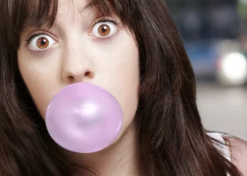 Le chewing-gum libère des microplastiques dans la salive, selon une étude de l'UCLA