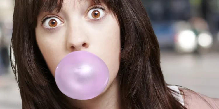 Le chewing-gum libère des microplastiques dans la salive, selon une étude de l'UCLA