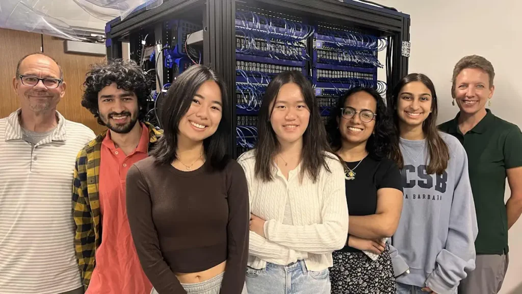 De gauche à droite, le professeur Rich Wolski avec Animesh Dangwal, étudiant en quatrième année de doctorat, Emily Zheng, Karen Yuan, Shruthi Santhosh Unnithan et Ria Singh, étudiants en recherche de premier cycle, et le professeur Chandra Krintz.