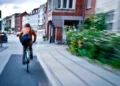 Vélo ou voiture électrique ? Comment nos choix de mobilité impacteront la santé publique