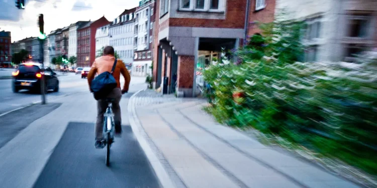 Vélo ou voiture électrique ? Comment nos choix de mobilité impacteront la santé publique