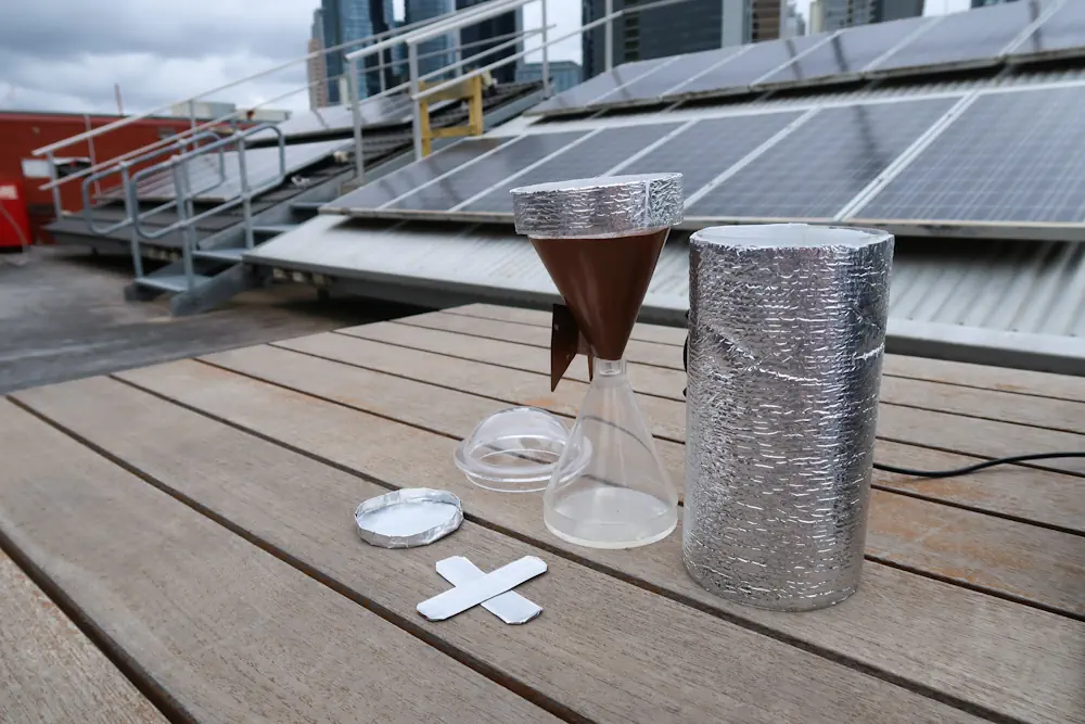 L'invention avec un matériau semblable à une éponge, développée par des chercheurs en Australie et en Chine, absorbe l'eau de l'atmosphère et la libère dans une tasse en utilisant l'énergie du soleil.