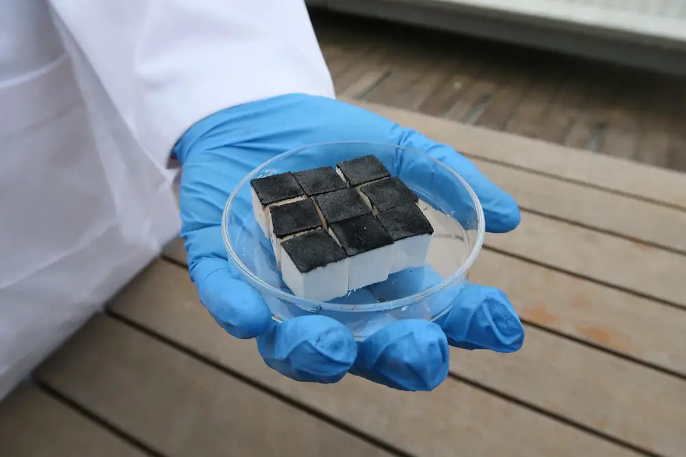 Neuf cubes d'éponge, pesant chacun 0,8 gramme, permettent d'absorber 15 millilitres d'eau de l'atmosphère.