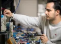 Une nouvelle puce utilise l'IA pour réduire de 50 % l'empreinte énergétique des grands modèles de langage