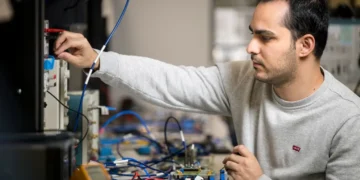 Une nouvelle puce utilise l'IA pour réduire de 50 % l'empreinte énergétique des grands modèles de langage